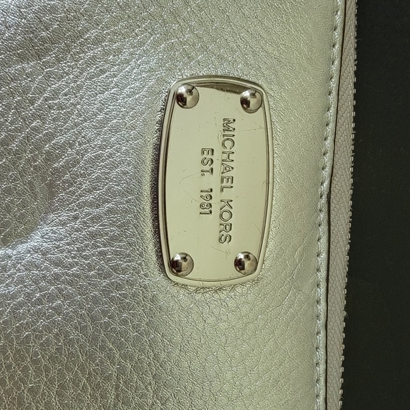 Michael Kors Wallet w/Wristlet Strap - Picture 2 of 6